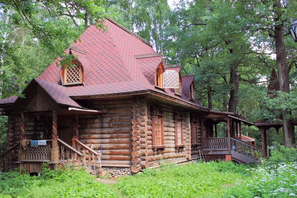 Hermosa casa de madera — Foto de Stock