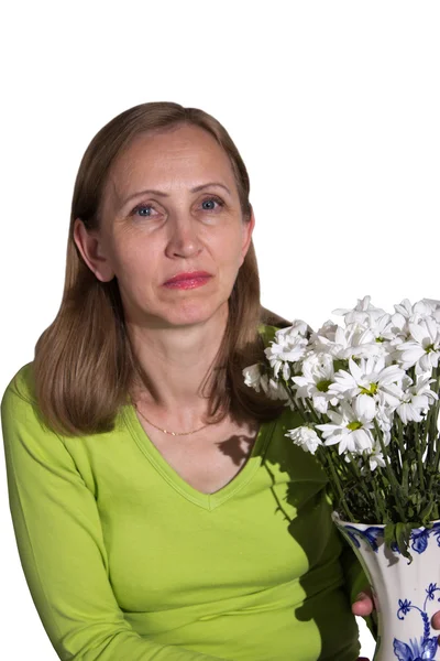 Женщина, держащая вазу с цветами изолированы — стоковое фото