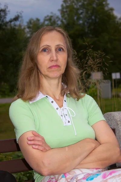 Frau sitzt auf Bank — Stockfoto