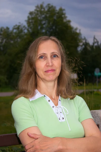 Vrouw zittend op bank — Stockfoto