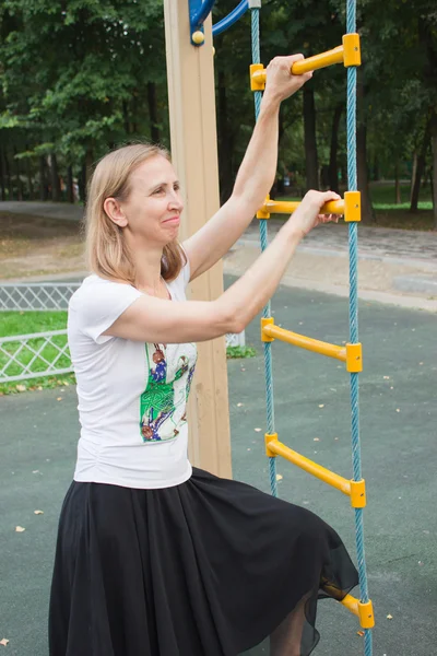 Eine Frau steigt die Leiter hinauf — Stockfoto