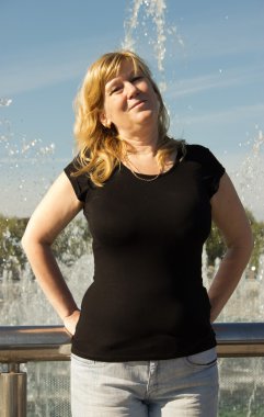 bir kadın bir çeşme standları