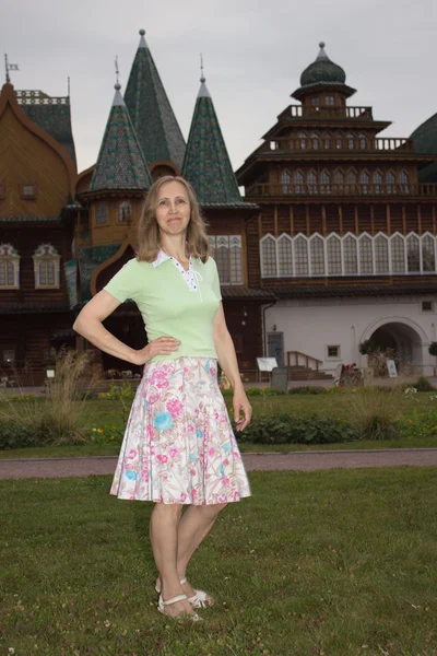 Une femme marche près du palais du tsar Alexei Mikhaïlovitch à Kol — Photo