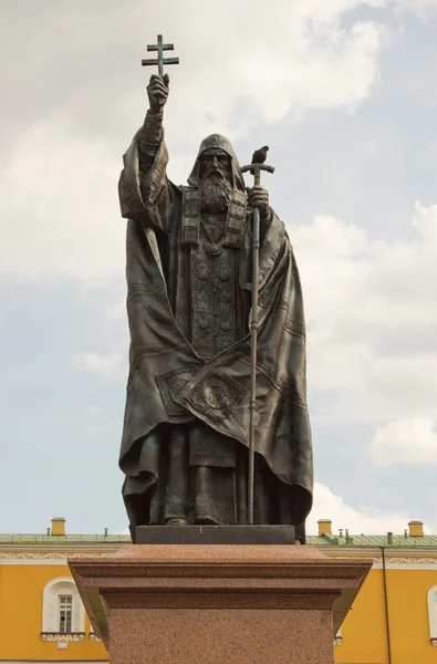 Monument to the martyr Hermogenes in Moscow — Zdjęcie stockowe