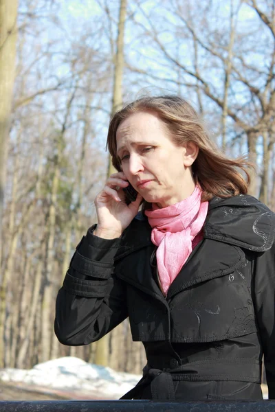 Femme parlant sur téléphone portable — Photo