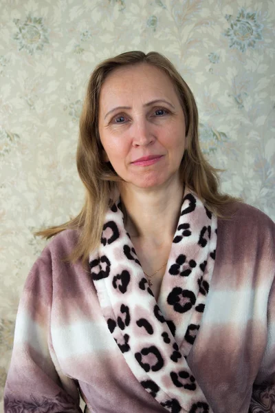 Portrait of a woman on a light background — Stock Photo, Image