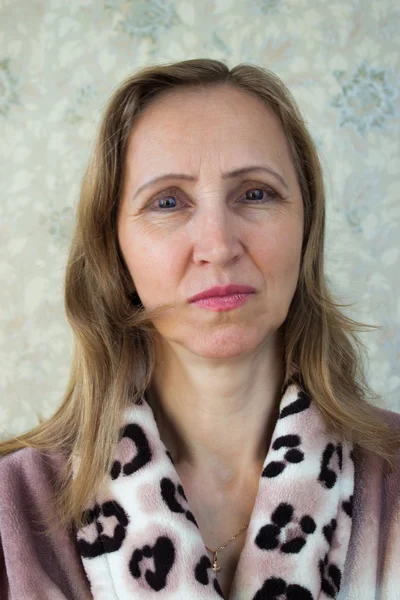 Retrato de uma mulher em um fundo claro — Fotografia de Stock