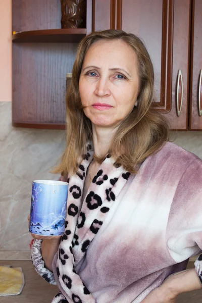 Eine Frau mit einer Teetasse — Stockfoto