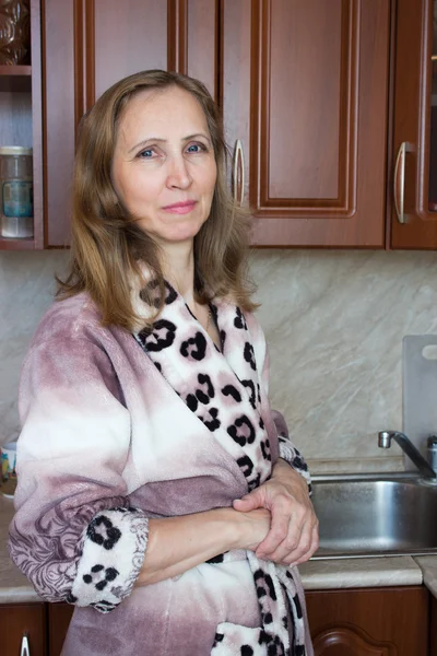 Una mujer en la cocina — Foto de Stock