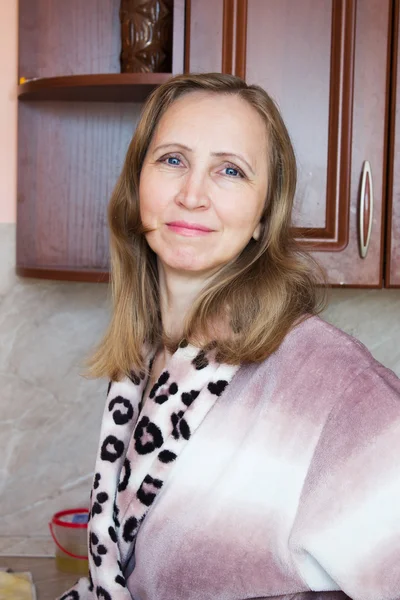 Una mujer en la cocina — Foto de Stock