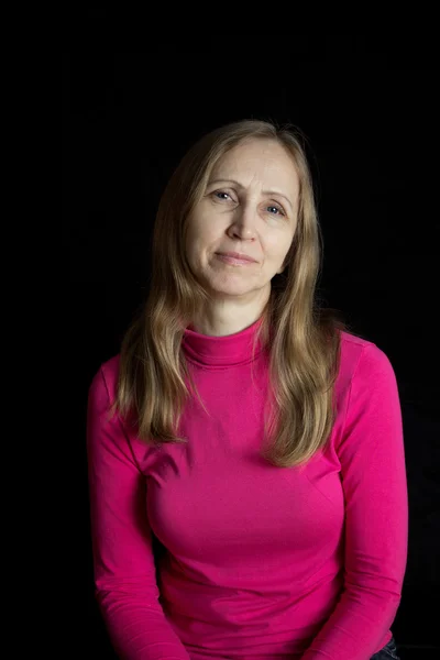 kadın kırmızı bir bluz 