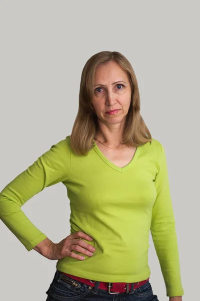Eine Frau in grüner Bluse — Stockfoto