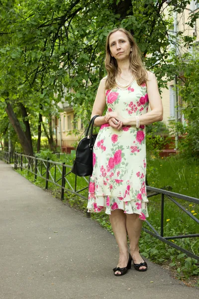 Eine Frau in einem hellen Kleid — Stockfoto