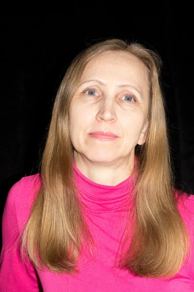En kvinde i en rød bluse - Stock-foto