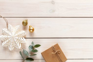 Beyaz ahşap arka plan, Noel hediyesi kutusu ve Noel dekoru, üst manzara.