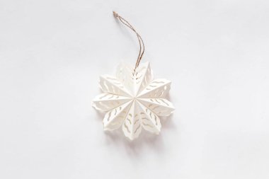 Beyaz arka planda beyaz kağıt kar tanesi, Noel arka planı, üst görünüm