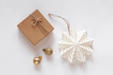 Origami beyaz kar tanesi ve altın topları ile beyaz arkaplan