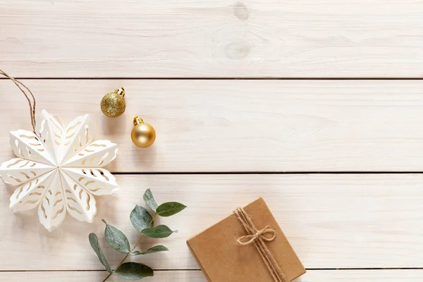 Beyaz ahşap arka plan, Noel hediyesi kutusu ve Noel dekoru, üst manzara.