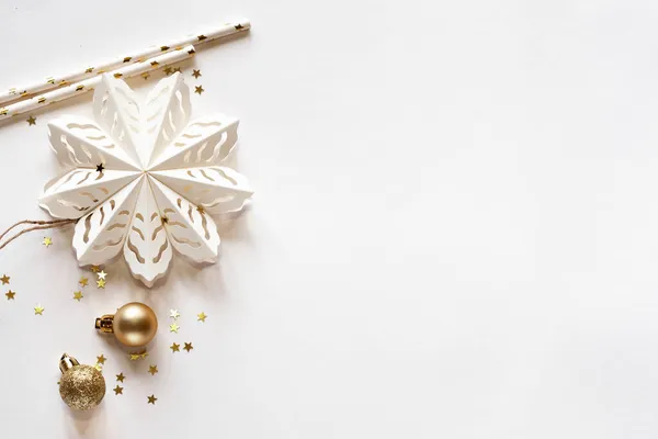 Fondo Blanco Navidad Con Origami Papel Copo Nieve Decoración Oro — Foto de Stock