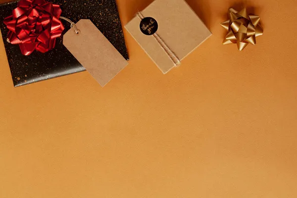工芸品の贈り物と黄色のクリスマスの背景 トップビュー — ストック写真
