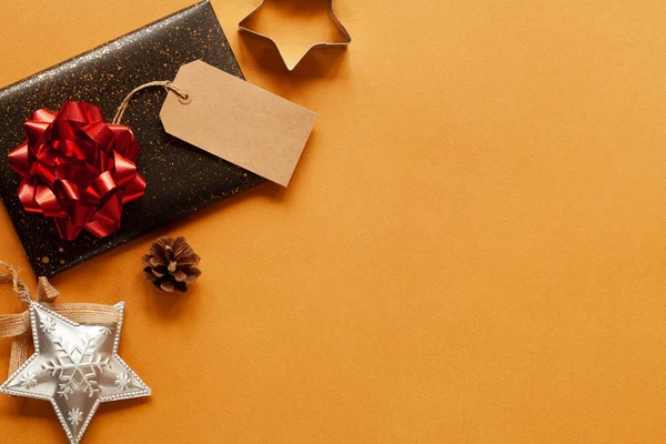 クリスマスの贈り物と装飾が施された黄色のクリスマスの背景 トップビュー — ストック写真