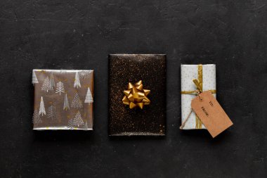 Esnaf hediyesi ve altın dekoru olan siyah arkaplan.