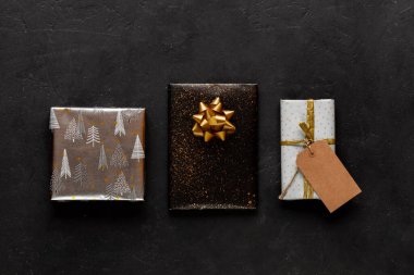 Esnaf hediyesi ve altın dekoru olan siyah arkaplan.