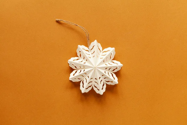 Tarjeta Navidad Amarilla Con Copo Nieve Papel Blanco Vista Superior —  Fotos de Stock