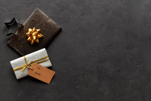 Esnaf hediyesi ve altın dekoru olan siyah arkaplan.