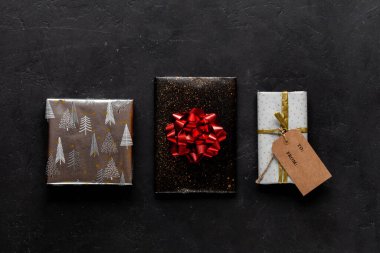 Esnaf hediyesi ve altın dekoru olan siyah arkaplan.