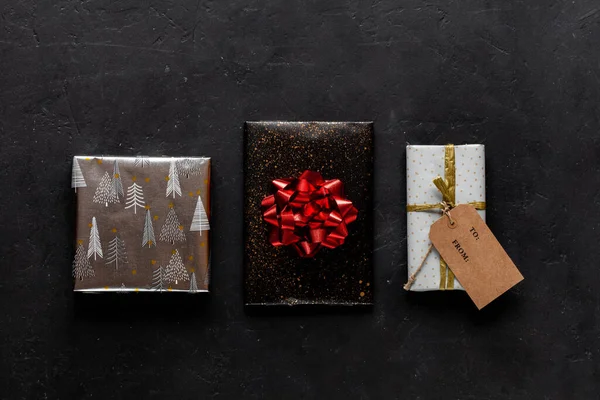 Esnaf hediyesi ve altın dekoru olan siyah arkaplan.