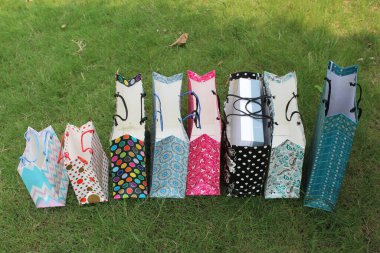 Renkli kağıt alışveriş torbaları yeşil doğal bir arka planda izole edilir. Naylon poşet yok. Sadece çevre dostu çantalar..