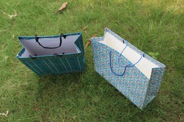 Színes Papír Bevásárló Táskák Vannak Elszigetelve Zöld Természetes Háttér Nem — Stock Fotó