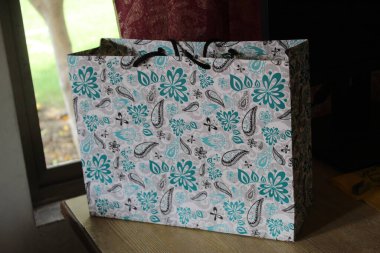 Renkli kağıt alışveriş torbaları. Mockup için Renkli Boş Poşetler. Markalaşmak için uzayın bileşimi. Manzara çantalarını kapat