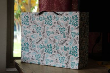 Renkli kağıt alışveriş torbaları. Mockup için Renkli Boş Poşetler. Markalaşmak için uzayın bileşimi. Manzara çantalarını kapat