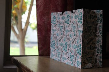 Renkli kağıt alışveriş torbaları. Mockup için Renkli Boş Poşetler. Markalaşmak için uzayın bileşimi. Manzara çantalarını kapat