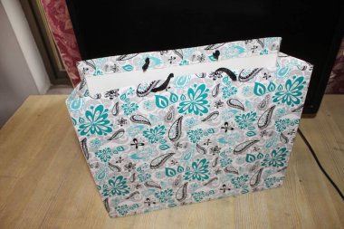 Renkli kağıt alışveriş torbaları. Mockup için Renkli Boş Poşetler. Markalaşmak için uzayın bileşimi. Manzara çantalarını kapat