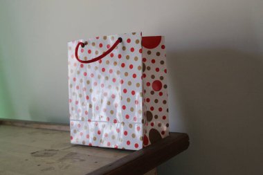 Renkli kağıt alışveriş torbaları. Mockup için Renkli Boş Poşetler. Markalaşmak için uzayın bileşimi. Manzara çantalarını kapat