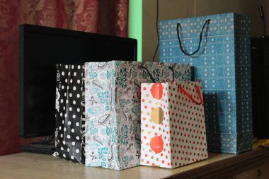 Birkaç farklı kağıt alışveriş torbası. Mockup için Renkli Boş Poşetler. Markalaşmak için uzayın bileşimi. Manzara çantalarını kapat