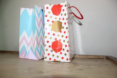 Birkaç farklı kağıt alışveriş torbası. Mockup için Renkli Boş Poşetler. Markalaşmak için uzayın bileşimi. Manzara çantalarını kapat