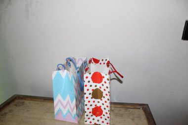 Birkaç farklı kağıt alışveriş torbası. Mockup için Renkli Boş Poşetler. Markalaşmak için uzayın bileşimi. Manzara çantalarını kapat