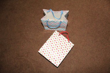 Birkaç farklı kağıt alışveriş torbası. Mockup için Renkli Boş Poşetler. Markalaşmak için uzayın bileşimi. Manzara çantalarını kapat