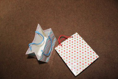 Birkaç farklı kağıt alışveriş torbası. Mockup için Renkli Boş Poşetler. Markalaşmak için uzayın bileşimi. Manzara çantalarını kapat