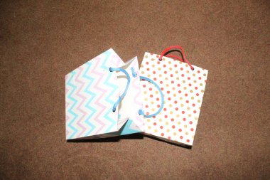 Birkaç farklı kağıt alışveriş torbası. Mockup için Renkli Boş Poşetler. Markalaşmak için uzayın bileşimi. Manzara çantalarını kapat