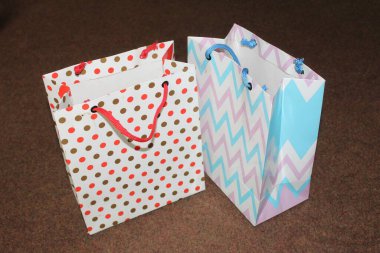 Birkaç farklı kağıt alışveriş torbası. Mockup için Renkli Boş Poşetler. Markalaşmak için uzayın bileşimi. Manzara çantalarını kapat