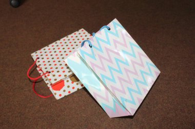 Birkaç farklı kağıt alışveriş torbası. Mockup için Renkli Boş Poşetler. Markalaşmak için uzayın bileşimi. Manzara çantalarını kapat