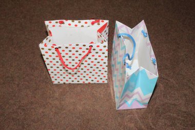 Birkaç farklı kağıt alışveriş torbası. Mockup için Renkli Boş Poşetler. Markalaşmak için uzayın bileşimi. Manzara çantalarını kapat