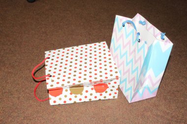 Birkaç farklı kağıt alışveriş torbası. Mockup için Renkli Boş Poşetler. Markalaşmak için uzayın bileşimi. Manzara çantalarını kapat