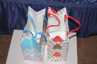 Birkaç farklı kağıt alışveriş torbası. Mockup için Renkli Boş Poşetler. Markalaşmak için uzayın bileşimi. Manzara çantalarını kapat