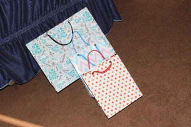 Birkaç farklı kağıt alışveriş torbası. Mockup için Renkli Boş Poşetler. Markalaşmak için uzayın bileşimi. Manzara çantalarını kapat